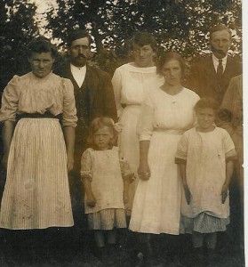 Sammen med Anna Andersen, Anders Frangelev Andersen, Erna Frangelev Andersen og Marie Pouline Andersen