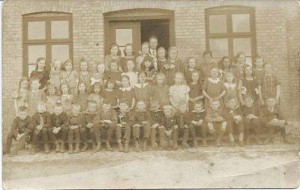 Klassebillede fra Ajstrup Skole 4 Oktober 1924. min Svigermor og hendes storesøster er blandt, der var flere klasser, tror også min Far er blandt dem skal lige have fundet et andet billede fra da han var barn for at sammenligne