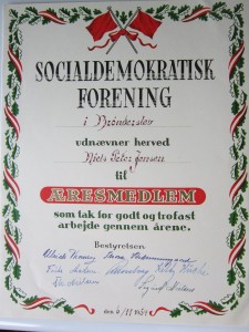 Min morfar var rødglødende socialdemokrat, og han blev udnævnt til æresmedlem i Socialdemokratis forening i Brønderslev i 1954. Han døde 26. januar 1955, dagen før sin 71 års fødselsdag. Min mor har fortalt, at han altid var med i optog 1. maj, og da hun blev stor pige, var hun snorholder til fanen, så hun holdte en af fanens snore, mens de gik gennem Brønderslev.