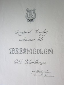 Min morfar Niels Peter Jensen var med til at starte sangkoret Frejdig i Brønderslev. Han blev æresmedlem og jeg har fået hans bevis. Det hele er skrevet og tegnet med blæk