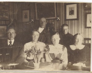 Fra venstre Hans Madsen, Mariane Madsen, jens Madsen, Christine (datter af Anders Jensen), Jens Chr. Madsen og Maren Kristine Hansen. g.m. nr 34