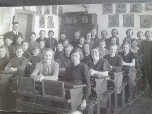 Bjergby skole i 1930 erne med elever i klassen og masser af historiske billeder på    væggene