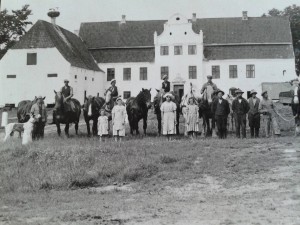 Bøgsted Hovedgård omkring 1939, med folkene foran. Elsebeths mor står ved siden af den lille pige