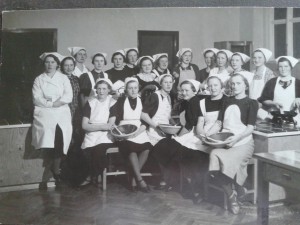 Hjørring husholdningsskole 1937, med interesserede og aktive piger. Kender du nogen?