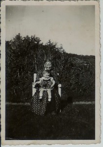 Løkkens Grethe med Jens J. Sørensens hustru omkring 1943