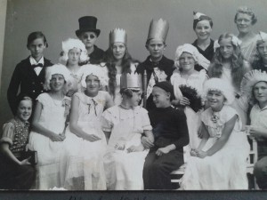 Skolekomedie på Bjergby skole 1931. Kender du nogen af dem?