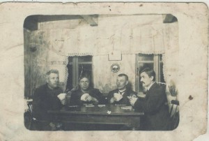 Kortspil på Tidselbak omkring 1915. Der blev spillet meget kort på Tidselbak, naboerne gik sammen om aftenen og spillede, det var whist med trumf